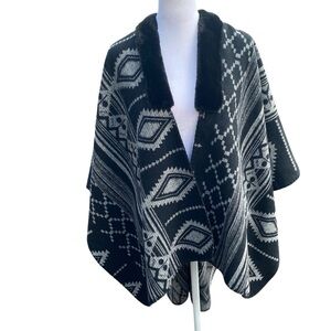 Loft Black and White Geometric Aztec Patterned Faux Fur Poncho Wrap Shawl Cape M